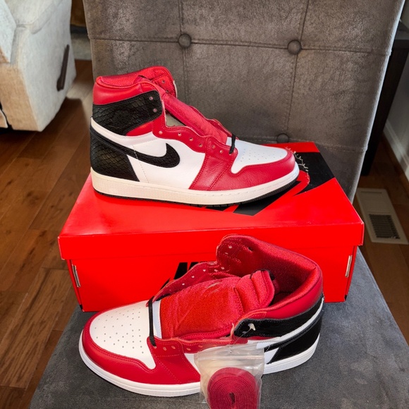 NIB NEW Women’s Nike Air Jordan 1 Retro High OG Satin Snake Sneakers 10 - Picture 1 of 6